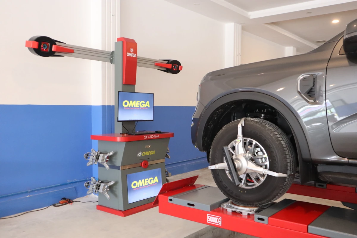 Máy cân bằng động lốp ô tô Omega tại xưởng dịch vụ Lộc Phát