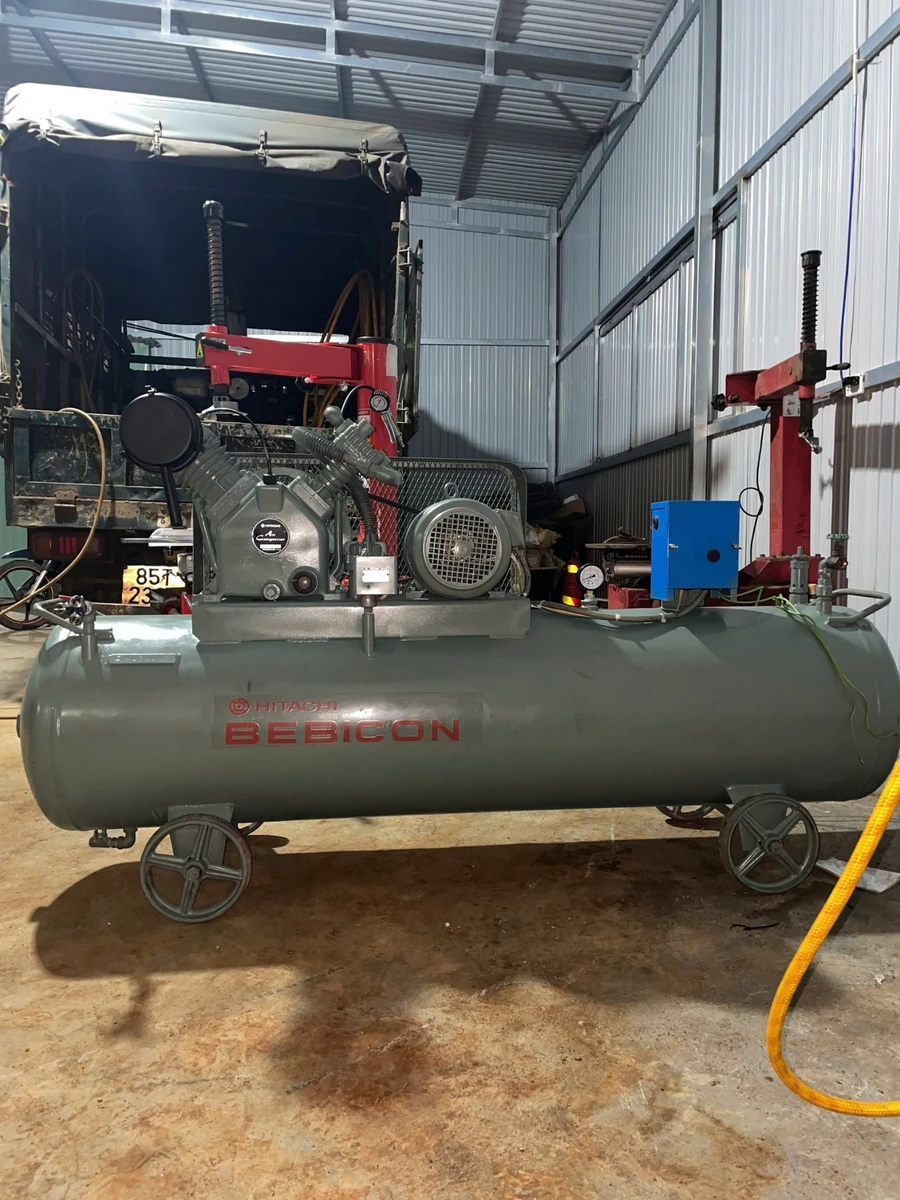 Máy nén khí Hitachi 260L 5.5HP tại garage sửa chữa ô tô chuyên nghiệp Máy nén khí Hitachi 5.5HP 260L 15bar điện 220V chính hãng Lộc Phát hoạt động tại garage cùng máy tháo lốp.