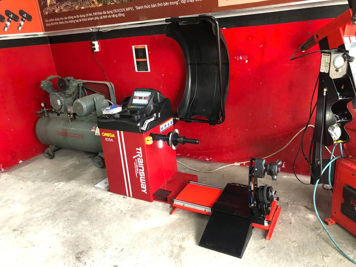 Máy nén khí Hitachi Bebicon 260L Lộc Phát hoạt động thực tế tại garage. Máy nén khí Hitachi Bebicon 5.5HP 260L 15bar chính hãng Lộc Phát hoạt động thực tế tại garage ô tô.