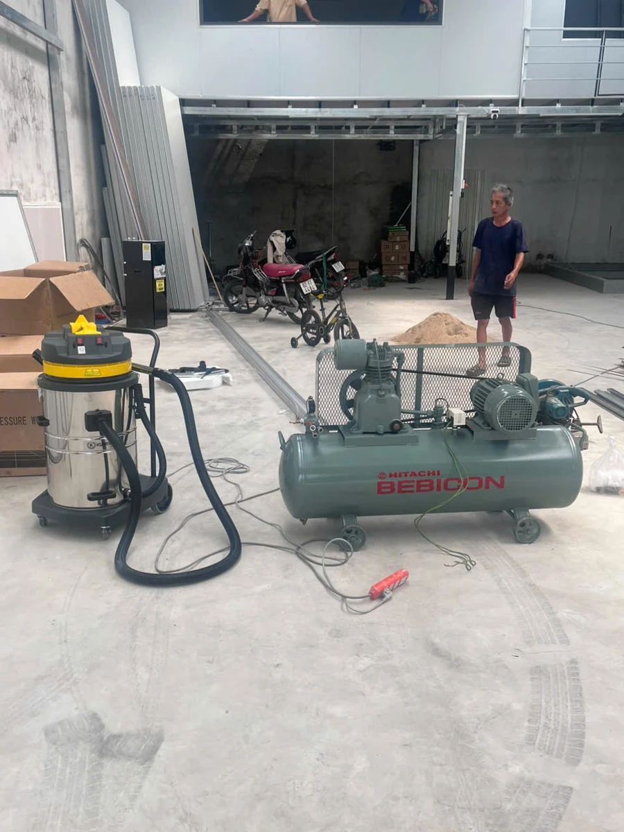 Máy nén khí Hitachi Bebicon 5.5HP 260L sẵn sàng cho garage mới. Máy nén khí Hitachi Bebicon 5.5HP 260L 15bar chính hãng Lộc Phát tại xưởng sửa chữa ô tô.