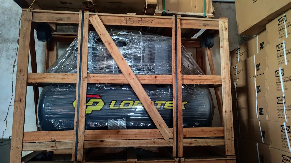 Máy nén khí được đóng thùng gỗ cẩn thận khi xem chính sách vận chuyển thiết bị garage