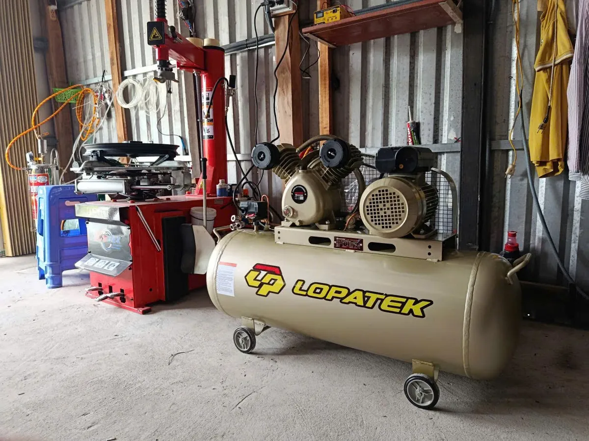 Máy nén khí Lopatek 200L 3HP chính hãng Máy nén khí Lopatek 3HP 200L 220v áp 12 đang hoạt động tại garage sửa chữa.
