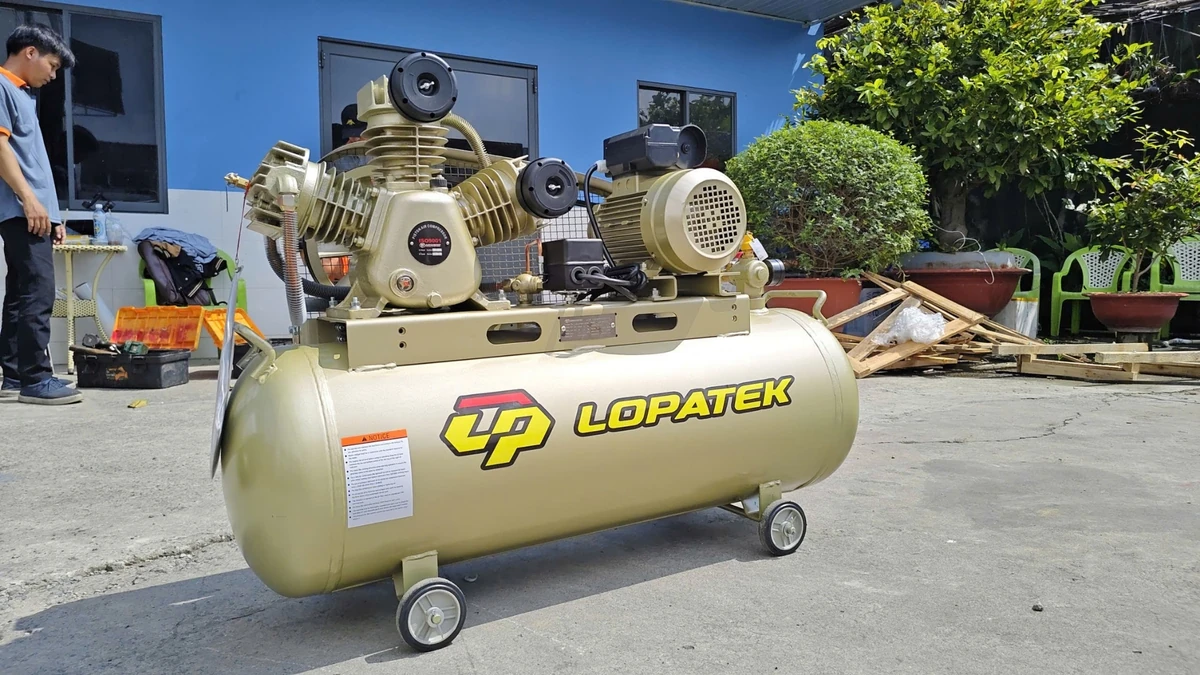 Máy nén khí Lopatek 2HP 100L - Giải pháp khí nén hiệu quả cho garage. Máy nén khí piston Lopatek 2HP 100L áp 8 bar, 220v chính hãng.