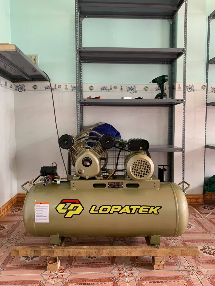 Máy nén khí Lopatek 2HP 100L - Giải pháp khí nén hiệu quả cho garage. Máy nén khí piston Lopatek 2HP 100L áp 8 bar, điện 220v, chính hãng Lộc Phát.