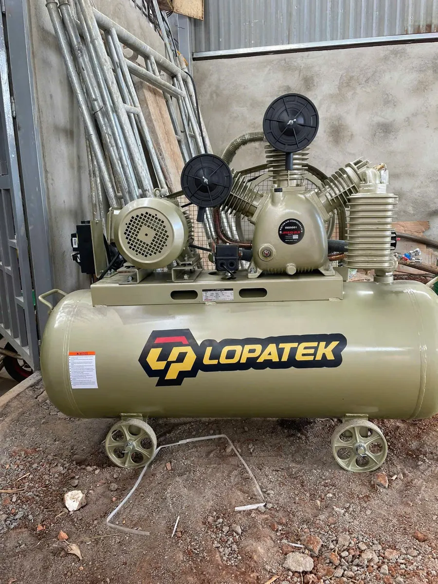 Máy nén khí LOPATEK 4HP 200L - 380V Máy nén khí LOPATEK 4HP 200L - 380V chính hãng, công suất mạnh mẽ cho garage.
