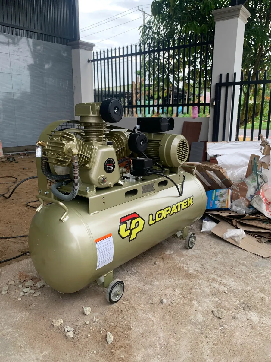 Máy nén khí LOPATEK 4HP 200L - Thiết bị chuyên nghiệp cho garage Máy nén khí LOPATEK 4HP 200L 380V chính hãng, hoạt động ổn định tại xưởng sửa chữa.