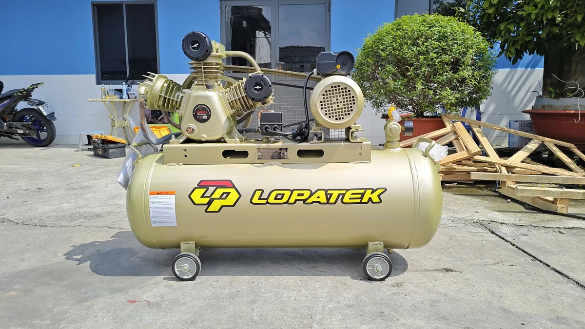 Máy nén khí Lopatek AW20012 3HP 100L Máy nén khí Lopatek AW20012 3HP 100L chính hãng, áp suất 12 Bar.