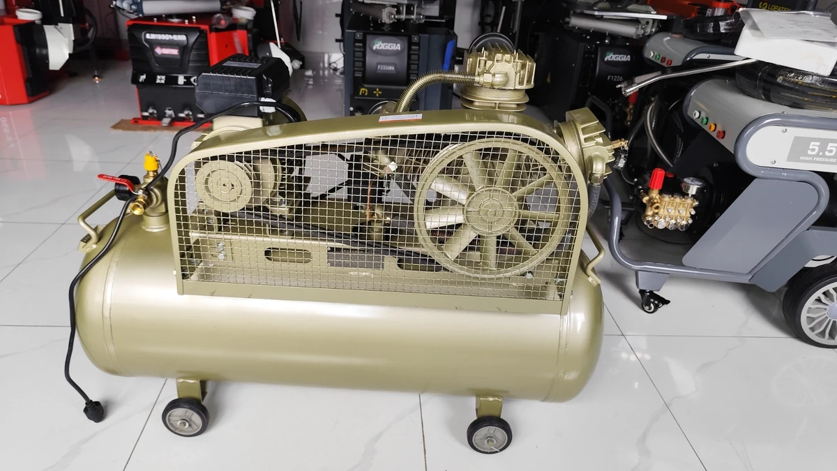 Máy nén khí LOPATEK AW20012(S) 3HP 100L 220V với đầu nén dây đai và bình chứa 100L.