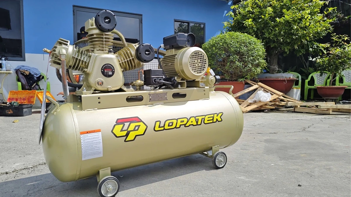 Máy nén khí LOPATEK AW20012(S) 3HP 100L áp 12 Bar 220V chính hãng, thiết kế bánh xe di chuyển dễ dàng.