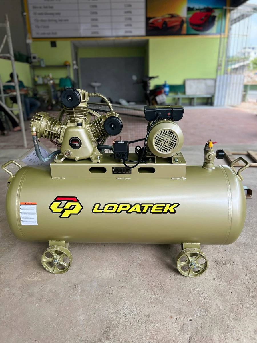 Máy nén khí LOPATEK AW60012 chính hãng, giá tốt Máy nén khí LOPATEK AW60012 công suất 5.5 kW, dung tích bình 250L, áp suất 12 bar.
