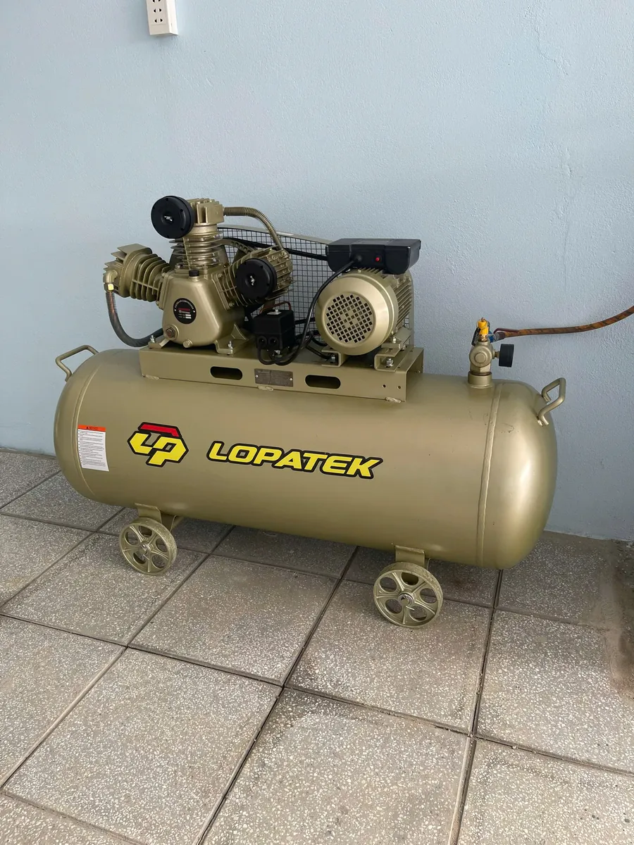 Máy nén khí LOPATEK AW60012 chính hãng, giá tốt Máy nén khí LOPATEK AW60012 công suất 7.5 HP, dung tích bình 250L, áp suất 12 bar.