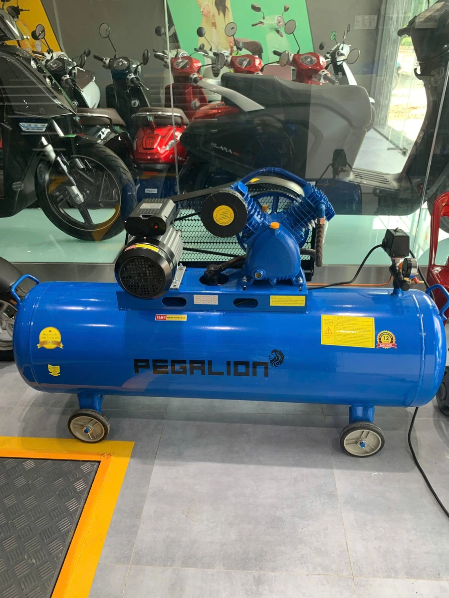 Máy nén khí Pegalion 2HP 120L màu xanh tại showroom xe máy điện