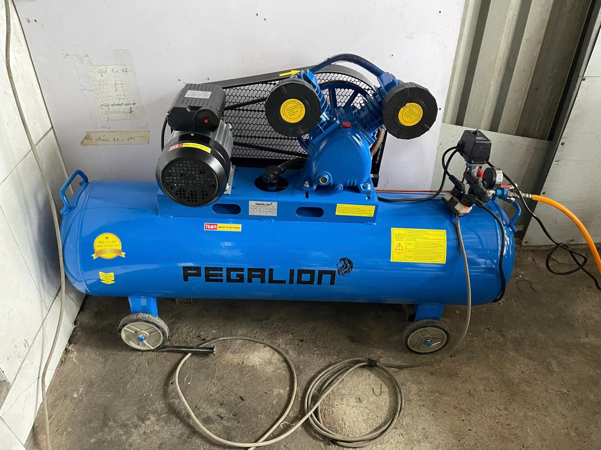 Máy nén khí Pegalion 2HP 120L vận hành thực tế tại tiệm Biên Hòa