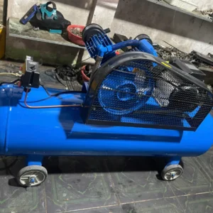 Mặt sau máy nén khí Pegalion 3HP bình chứa 120L màu xanh