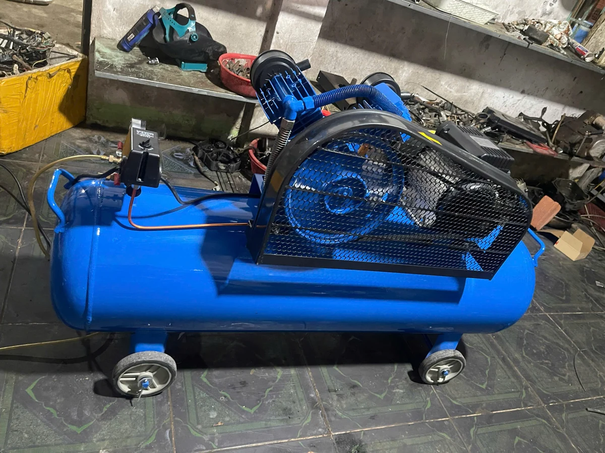 Mặt sau máy nén khí Pegalion 3HP bình chứa 120L màu xanh