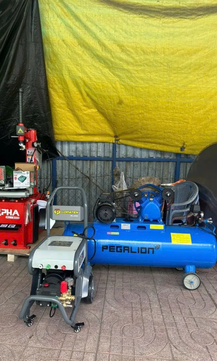 Máy nén khí Pegalion 4HP bình 230L trong garage ô tô