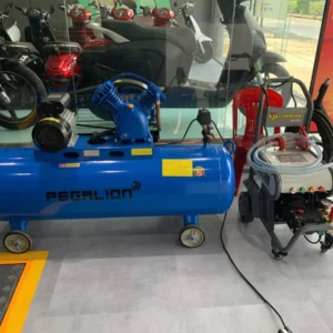 Máy nén khí Pegalion 4HP 230L trong tiệm sửa xe máy