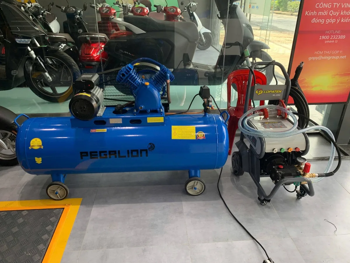 Máy nén khí Pegalion 4HP 230L trong tiệm sửa xe máy
