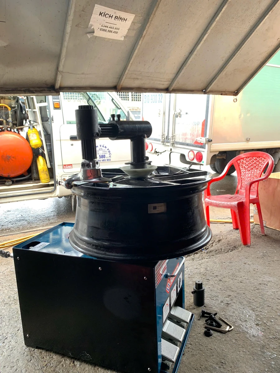 Bàn giao máy mới 100% khi xem chính sách đổi trả thiết bị garage
