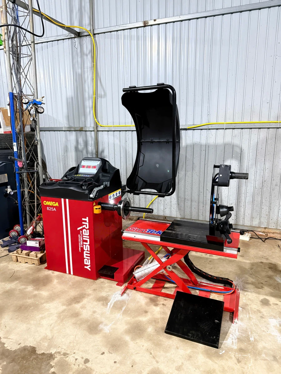 Máy ra vào lốp và máy cân bằng mâm cho garage mới