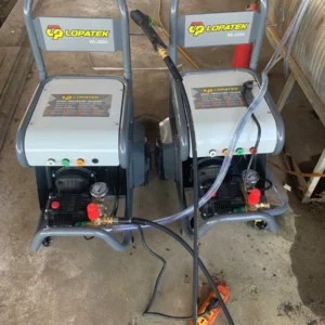 Hai máy rửa xe cao áp Lopatek WL-25S4 2.5KW chính hãng cho gara ô tô.