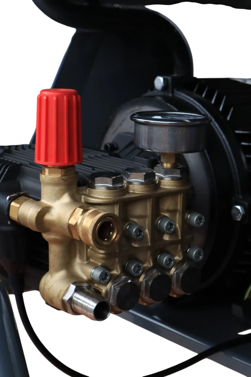 Chi tiết đầu bơm đồng máy rửa xe cao áp Lopatek WL-25S4 Cận cảnh đầu bơm đồng máy rửa xe cao áp Lopatek WL-25S4, có đồng hồ đo áp lực và núm chỉnh áp.