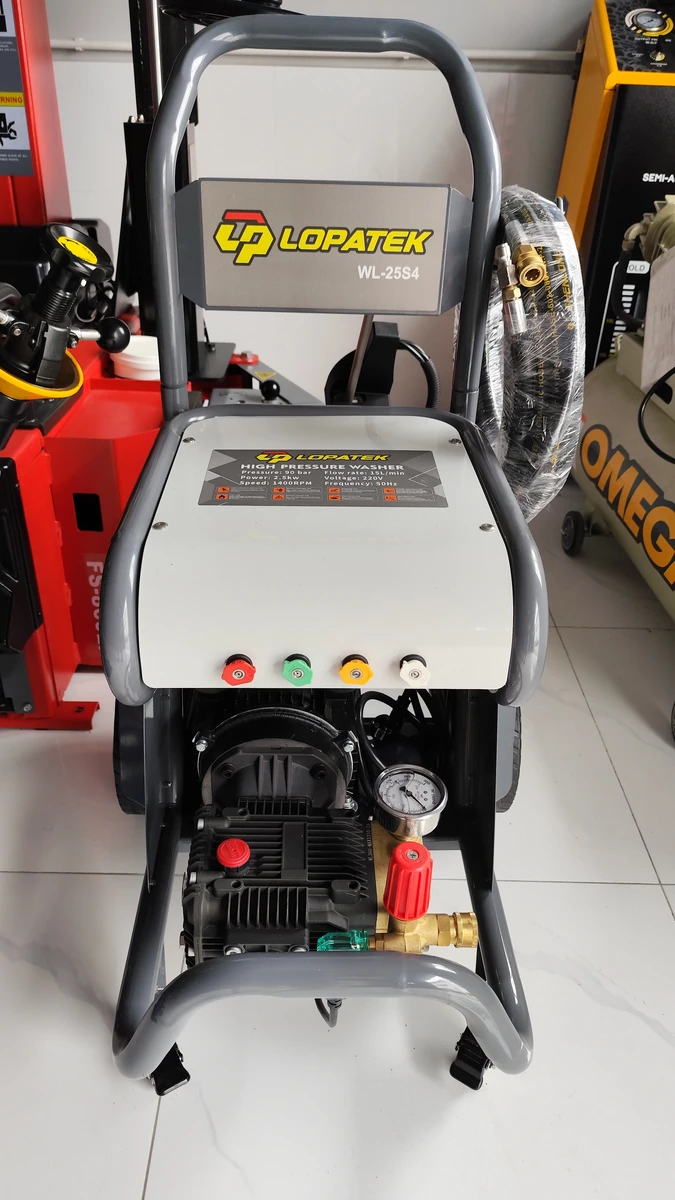 Máy rửa xe cao áp Lopatek WL-25S4 chính hãng, giá tốt Máy rửa xe cao áp Lopatek WL-25S4 2.5KW chính hãng cho gara ô tô, hiển thị chi tiết đầu bơm đồng và đồng hồ áp lực.