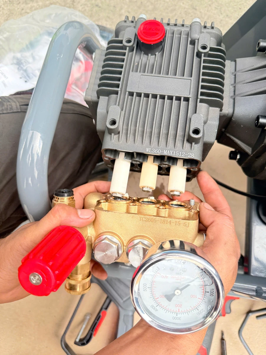 Chi tiết cụm đầu bơm máy rửa xe cao áp Lopatek WL-25S4 Cận cảnh cụm đầu bơm đồng thau máy rửa xe cao áp Lopatek WL-25S4, tích hợp đồng hồ đo áp lực.
