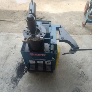 Cụm gá và tay ép mép của LP-100LD tại điểm sử dụng