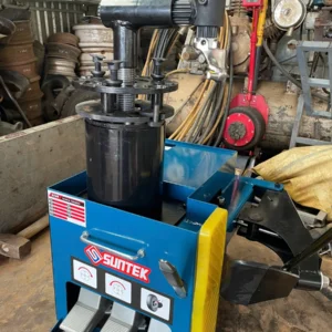Máy tháo lốp lưu động Suntek trong xưởng lốp