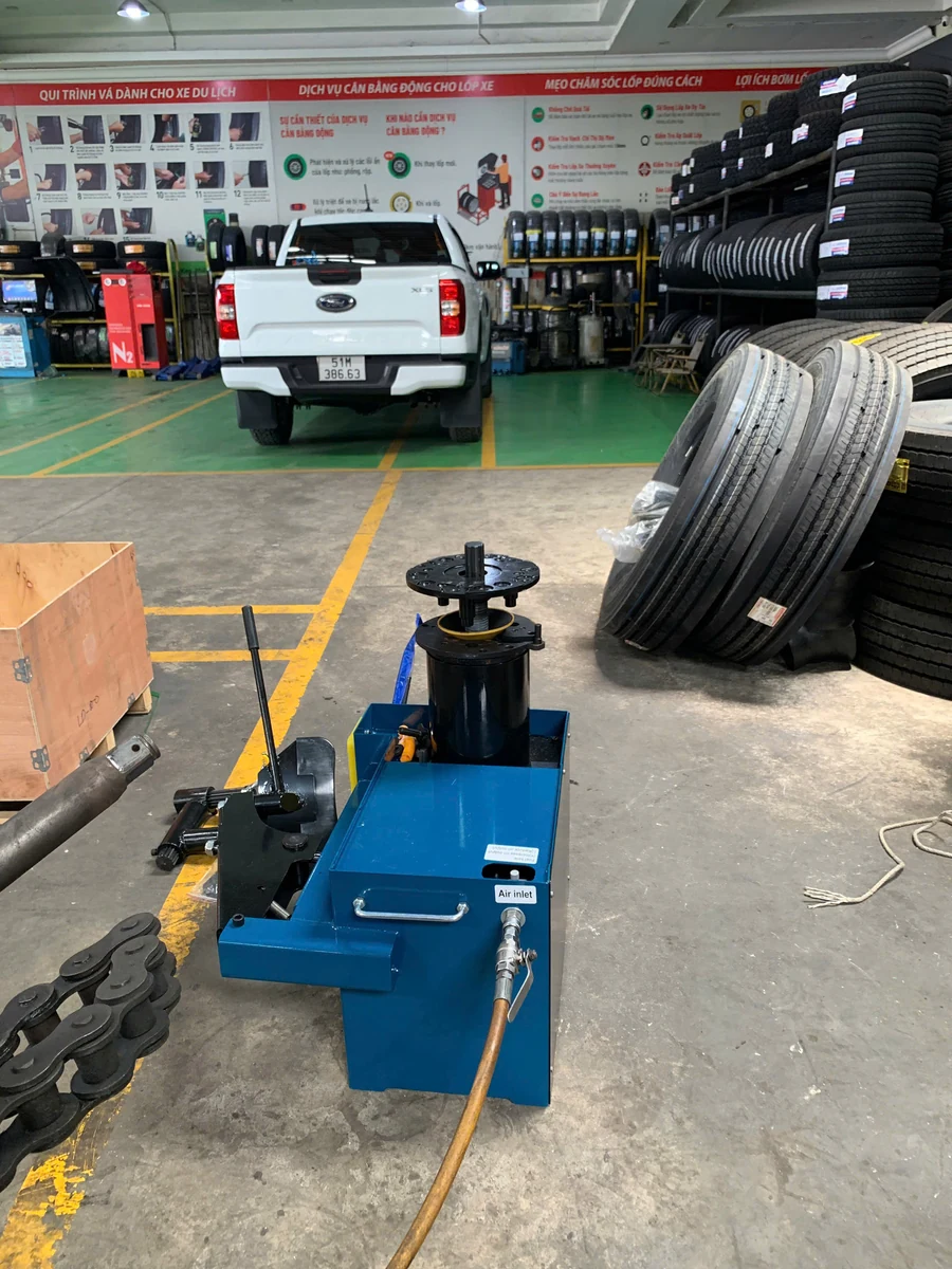 LP-100LD trong không gian làm lốp ô tô thực tế