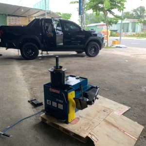 Chuẩn bị lắp đặt LP-100LD gần xe dịch vụ