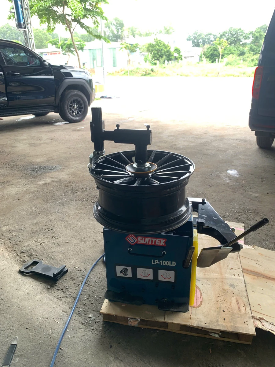 LP-100LD đặt trên pallet trước khi cố định