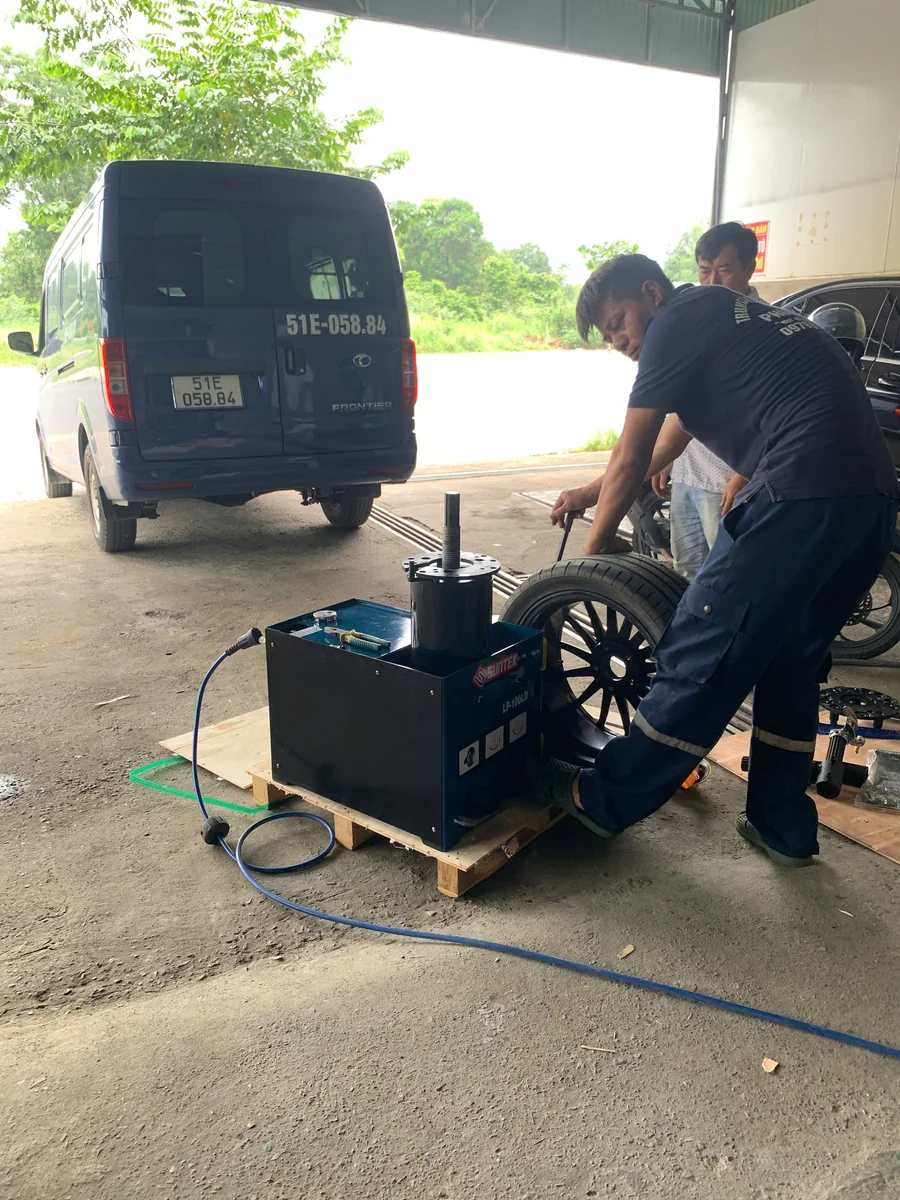 Thao tác thực tế với bánh ô tô trên LP-100LD