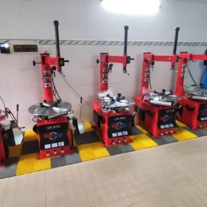 Dãy máy tháo lốp thực tế để tham khảo quy mô và cách bố trí khu làm lốp