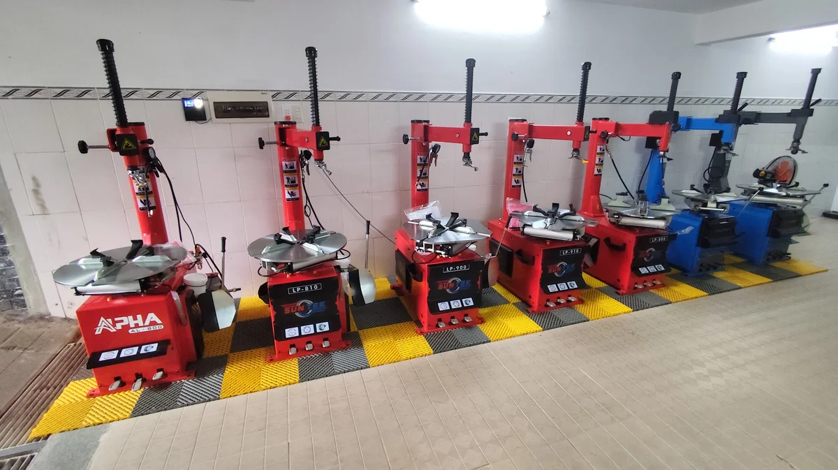các dòng máy tháo lốp tại khu trưng bày