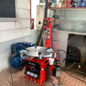 Máy tháo lốp Suntek LP-810 được bố trí cùng hệ thống khí nén tại khu sửa chữa