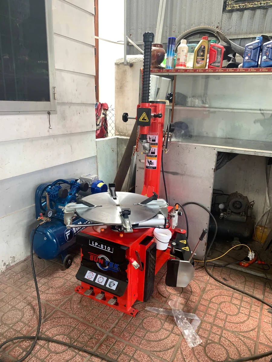lắp đặt máy tháo lốp Suntek LP-810 trong xưởng