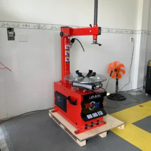 Không gian thao tác phía trước máy tháo lốp Suntek LP-810