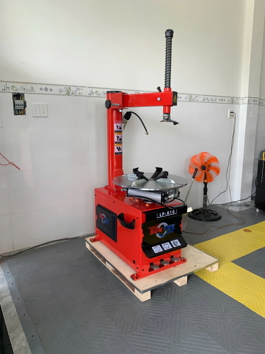 Không gian thao tác phía trước máy tháo lốp Suntek LP-810