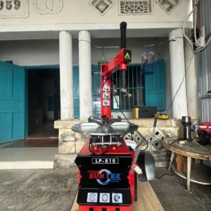 Mặt trước máy tháo lốp Suntek LP-810 tại khu thao tác