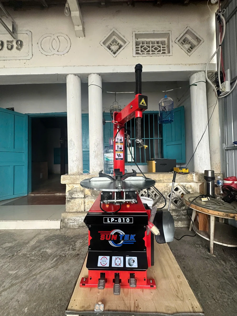 Mặt trước máy tháo lốp Suntek LP-810 tại khu thao tác
