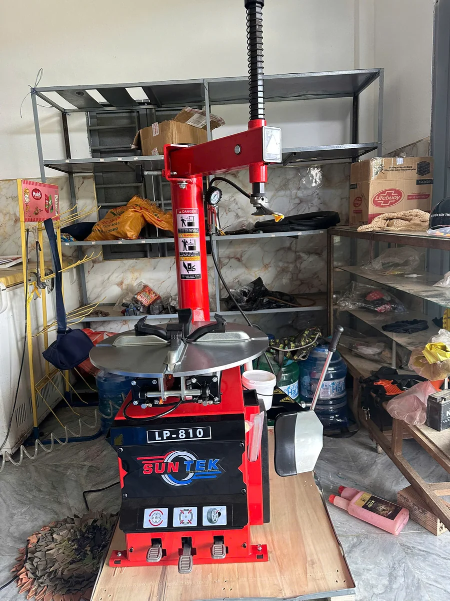máy tháo lốp Suntek LP-810 và máy nén khí