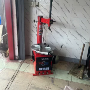 Máy tháo lốp Suntek LP-810 tại vị trí bàn giao thực tế