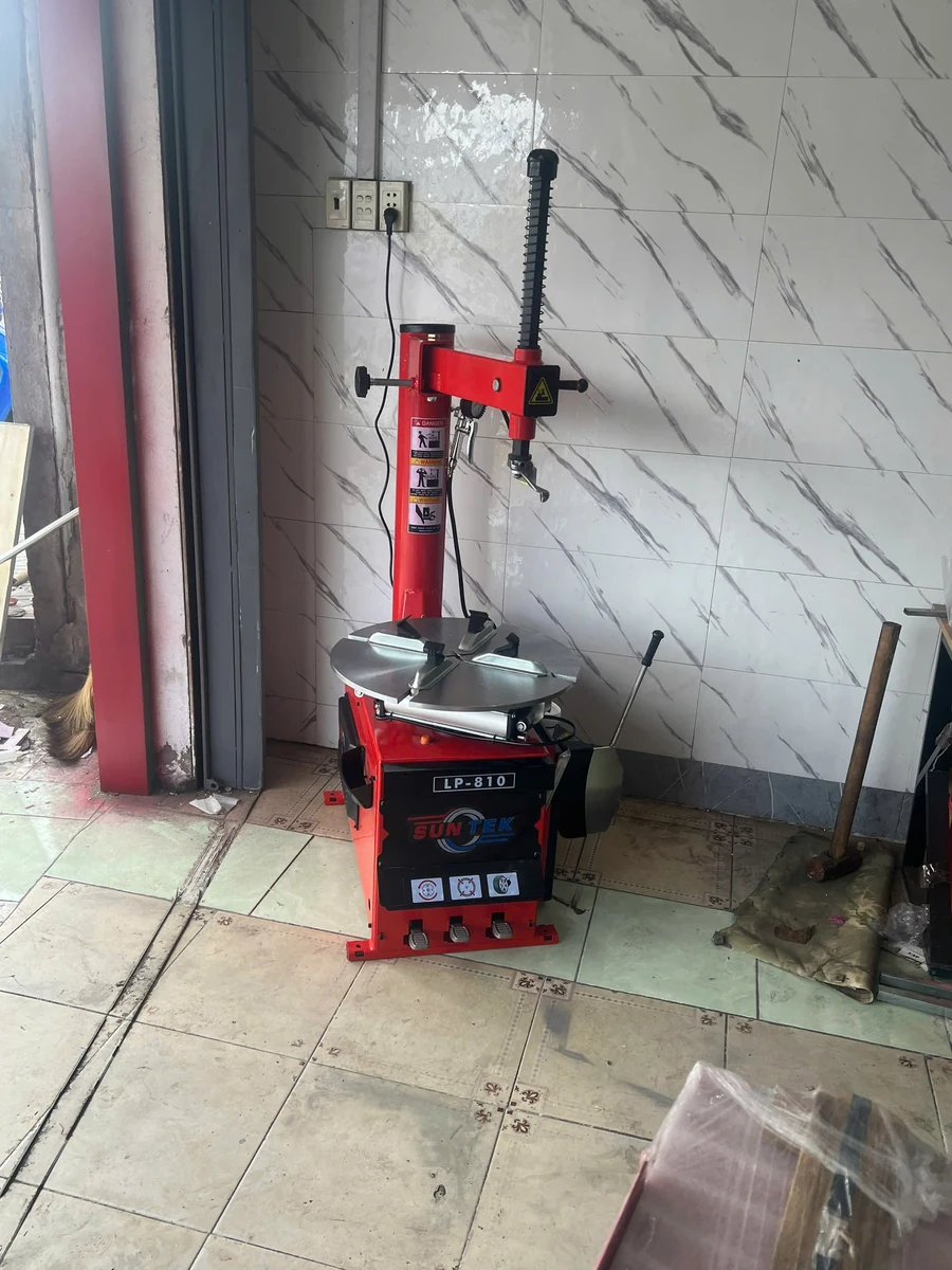 Máy tháo lốp Suntek LP-810 tại vị trí bàn giao thực tế