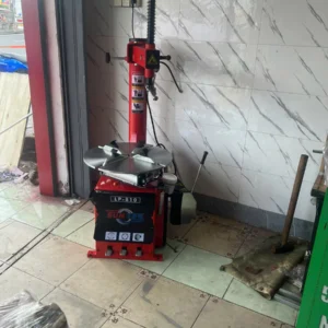 Tổng thể máy Suntek LP-810 trong khu vực làm lốp