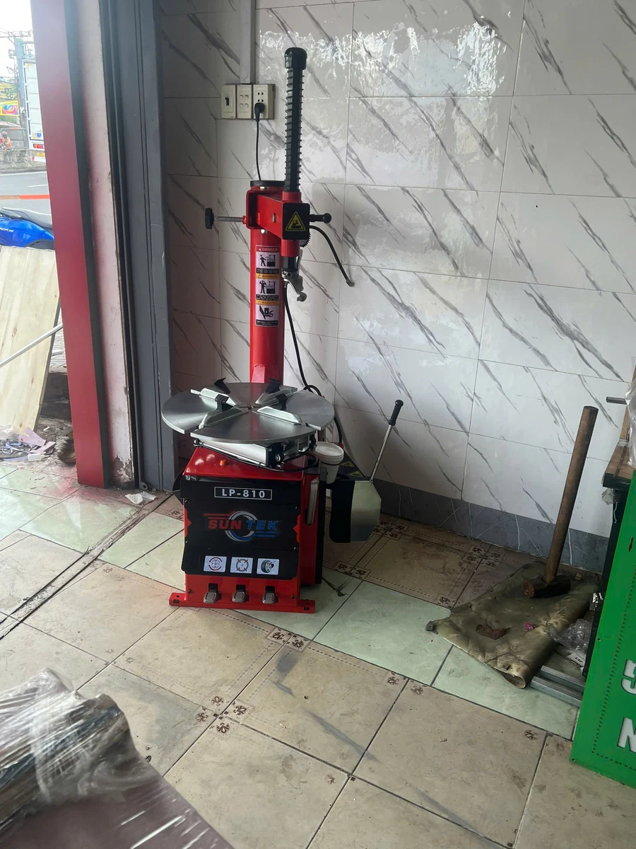 Tổng thể máy Suntek LP-810 trong khu vực làm lốp