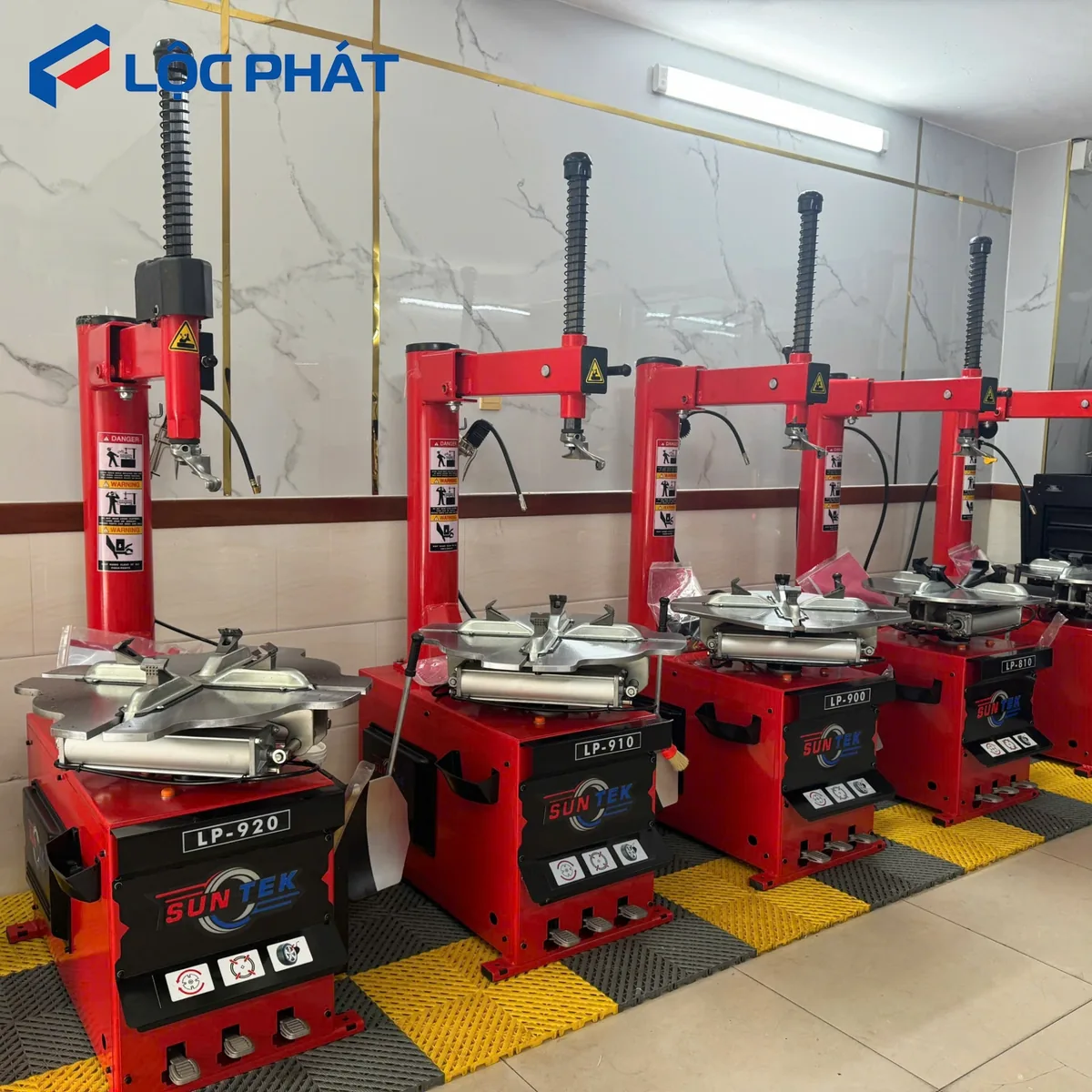 Dãy máy tháo lốp Suntek tại khu trưng bày