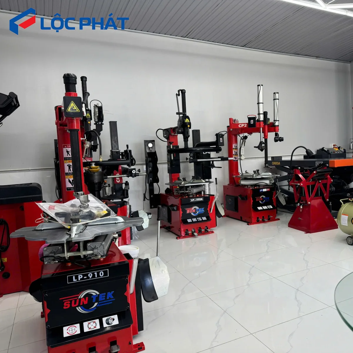 Khu trưng bày thiết bị làm lốp Suntek
