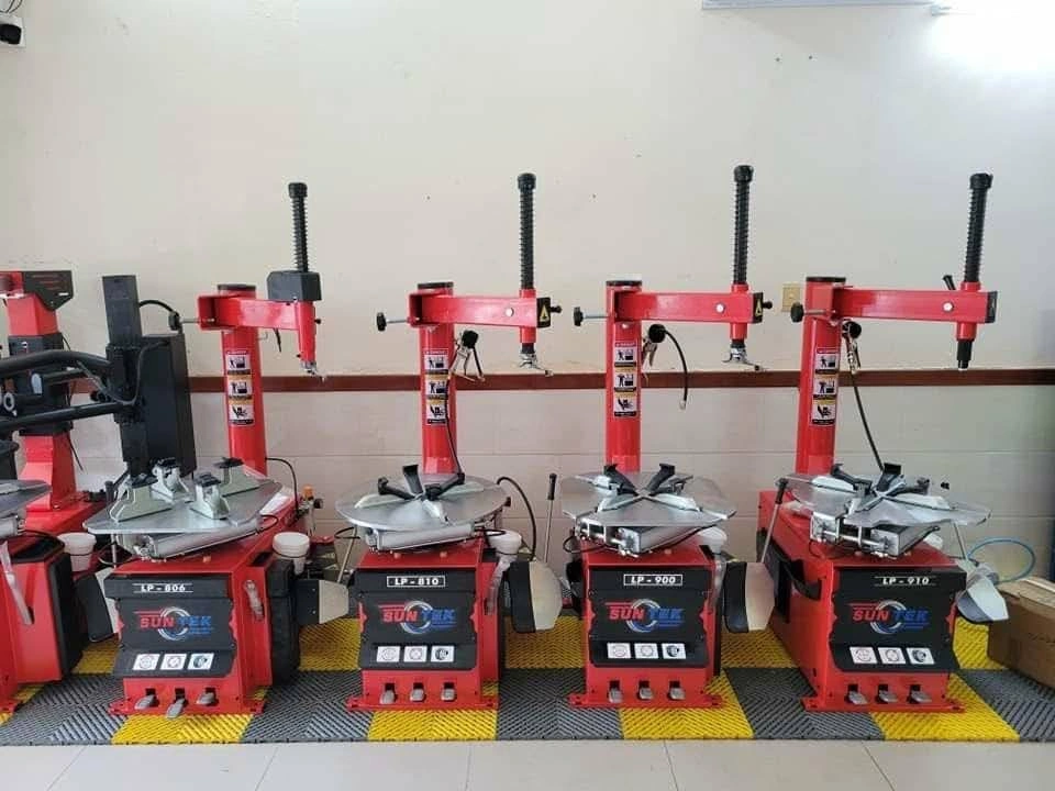 Các máy tháo lốp Suntek được chuẩn bị tại kho